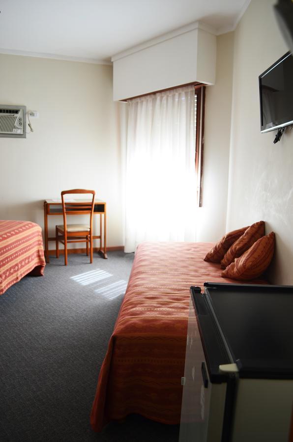 Hotel Huemul Хенерал Рока Екстериор снимка